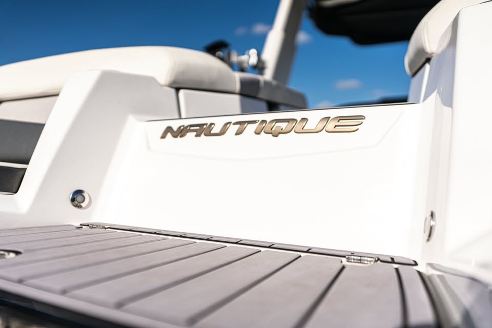 Nautique G23 engine